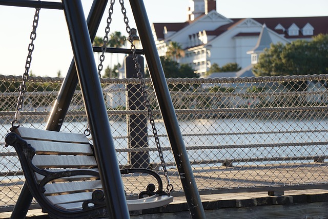 houpačka před domem