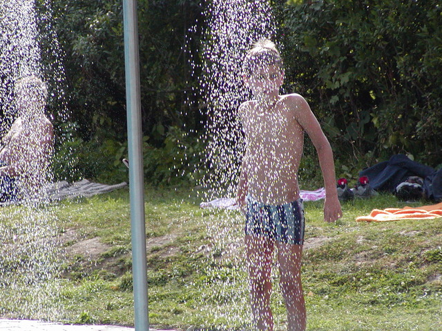 sprchující se chlapec